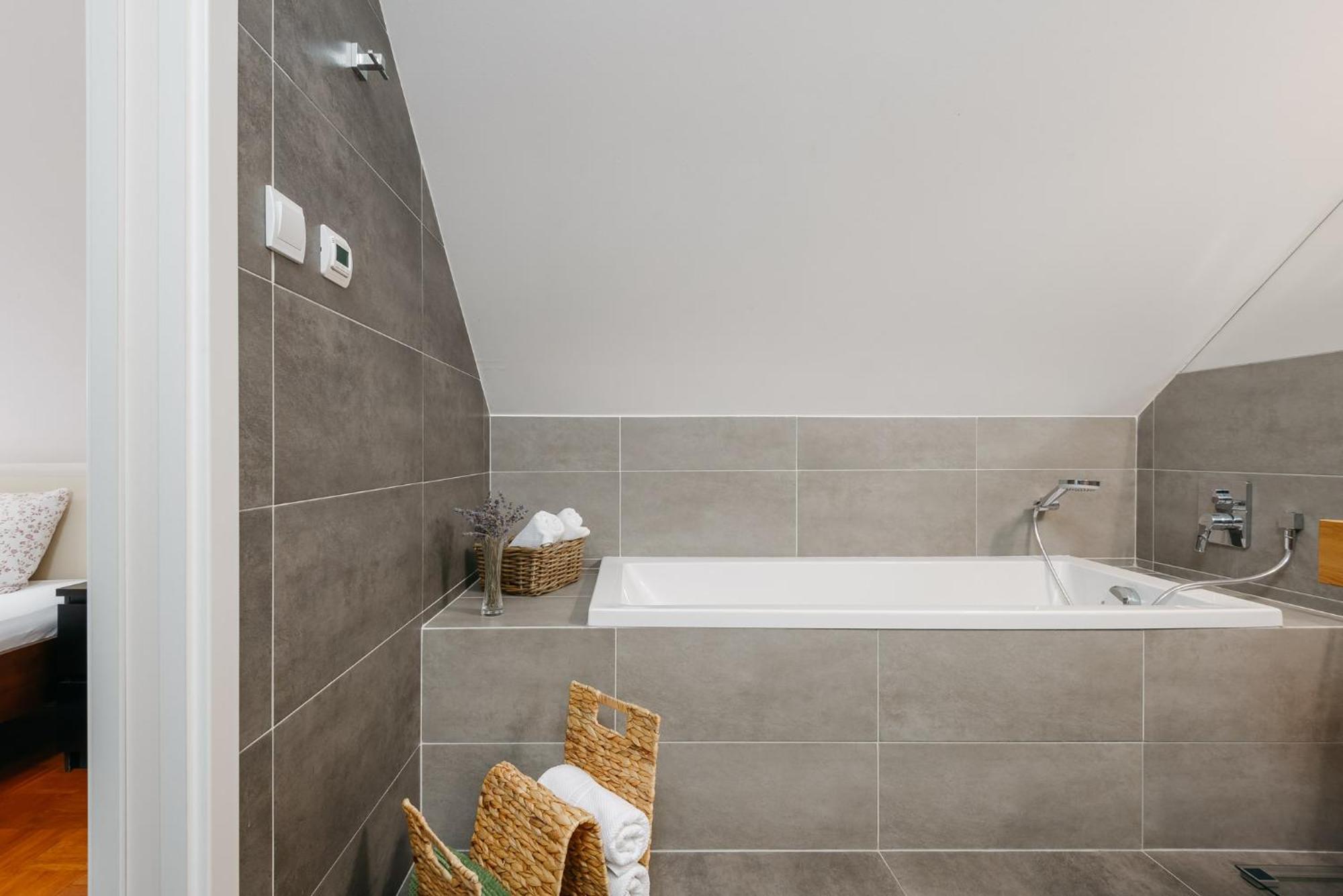 Roy 2 Bdr Apartment With Prague Castle View, Parking & Ac Exterior photo